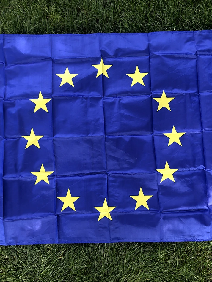 Vista de la bandera colgante con caída