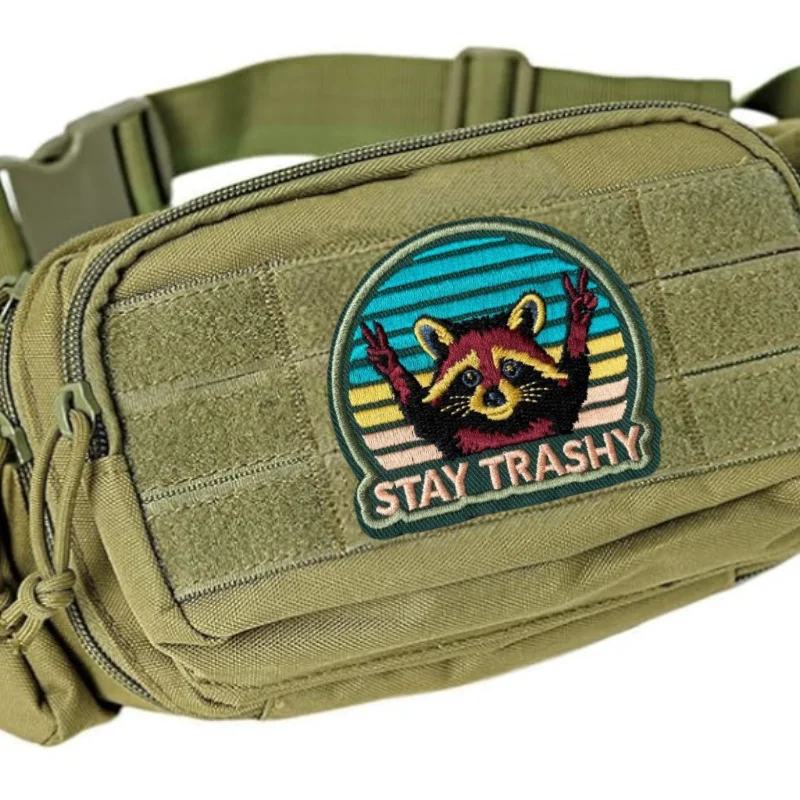 Parche bordado táctico mapache con velcro para mochilas - imagen 5