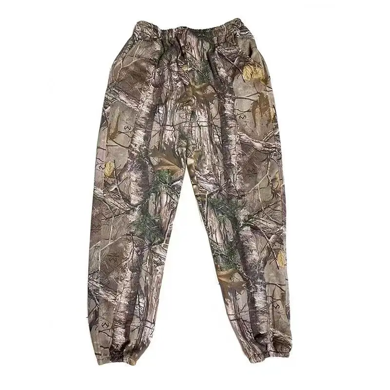 Pantalón Jeskinman vista frontal mostrando el detalle del estampado camuflaje de agujas de pino