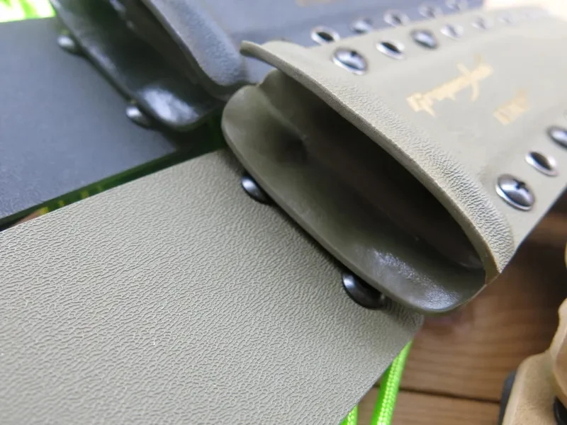 Funda en color verde militar
