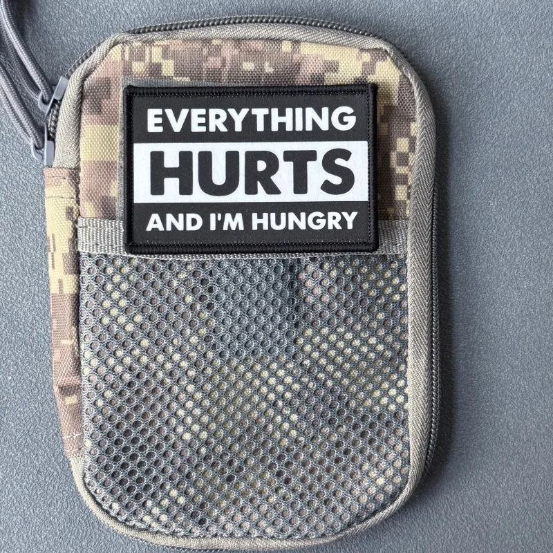 Parche velcro de humor 'Everything Hurts and I'm Hungry' para mochila