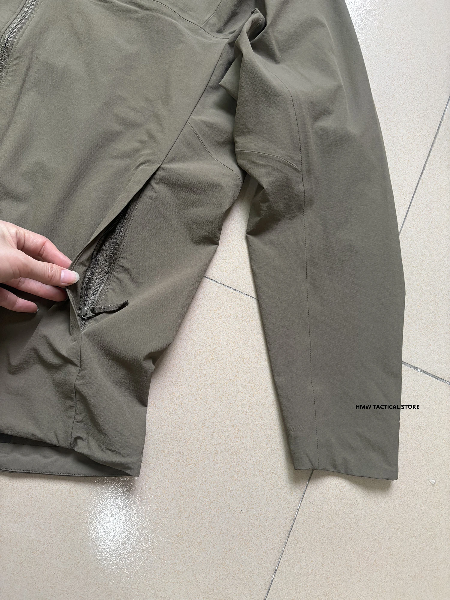 Chaqueta impermeable de exterior con goma, cuello alto, corte 3D - imagen 3
