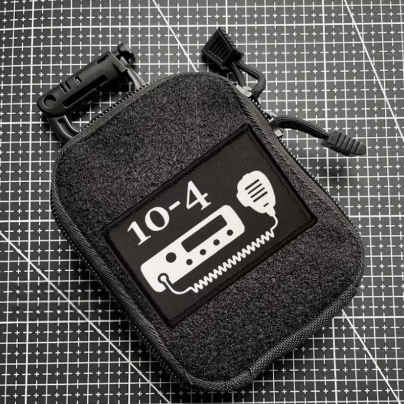 Parche colocado sobre mochila como accesorio decorativo