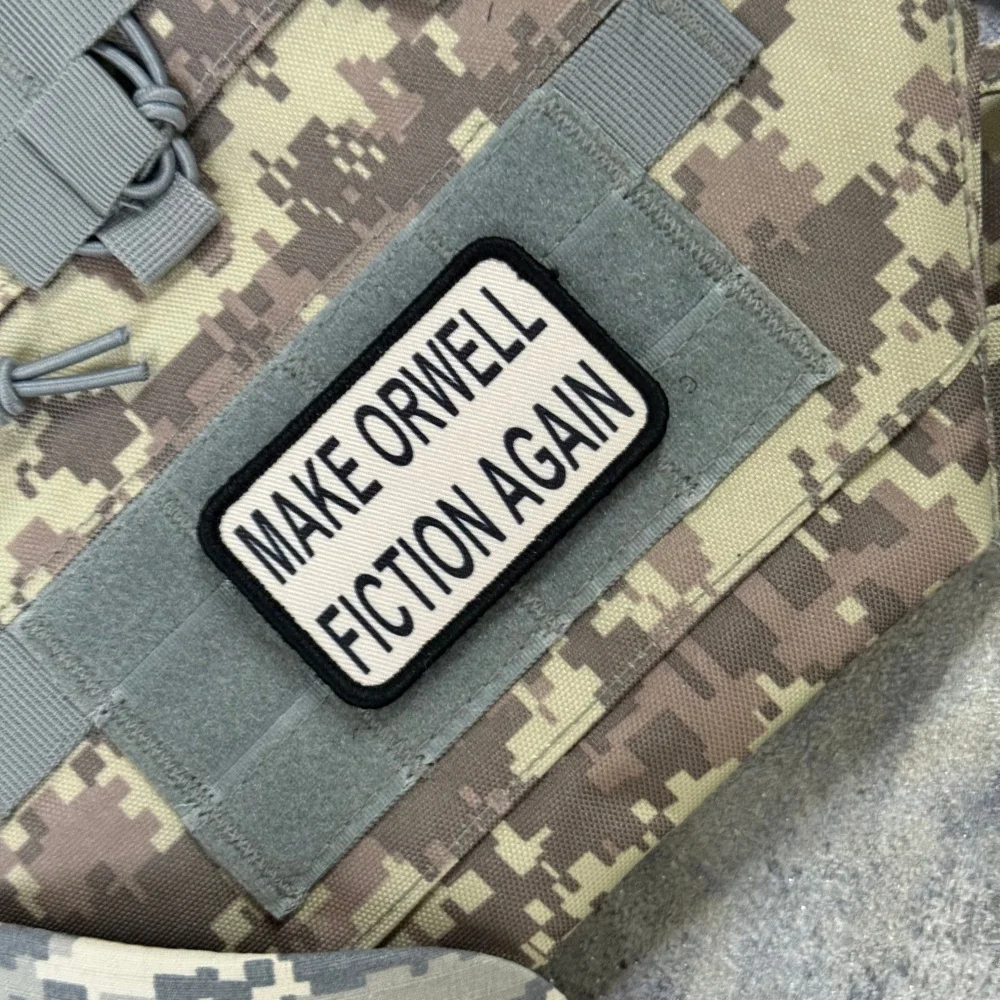 Parche táctico con lema Orwell en letras impresas, velcro MOLLE - imagen 4