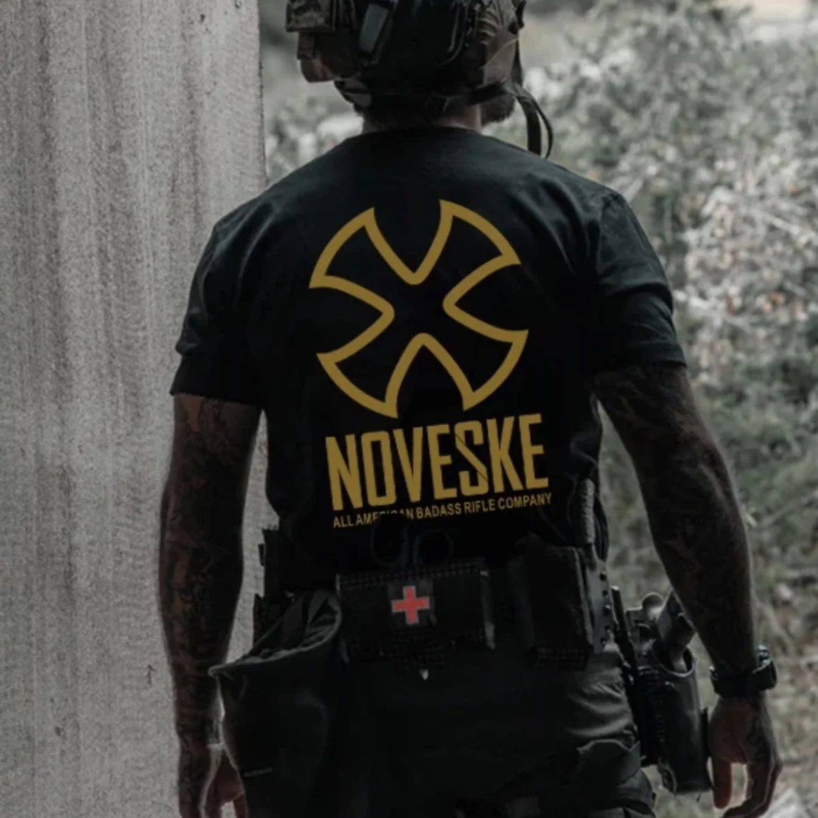 Detalle del diseño y estética militar en camiseta de verano de hombre