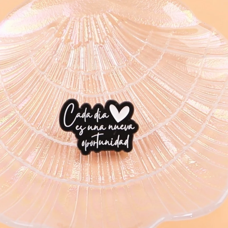 Pin de esmalte con cita inspiradora corazón blanco y negro - imagen 4