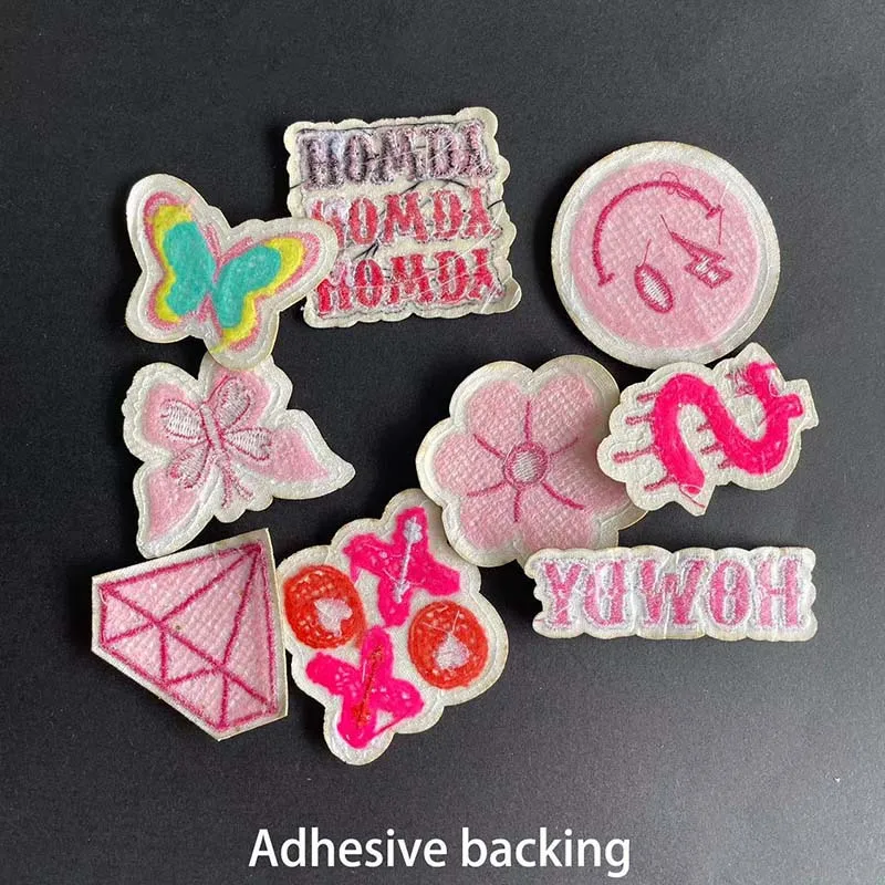 Parche chenilla bordado rosa Howdy con flor y mariposa - imagen 2