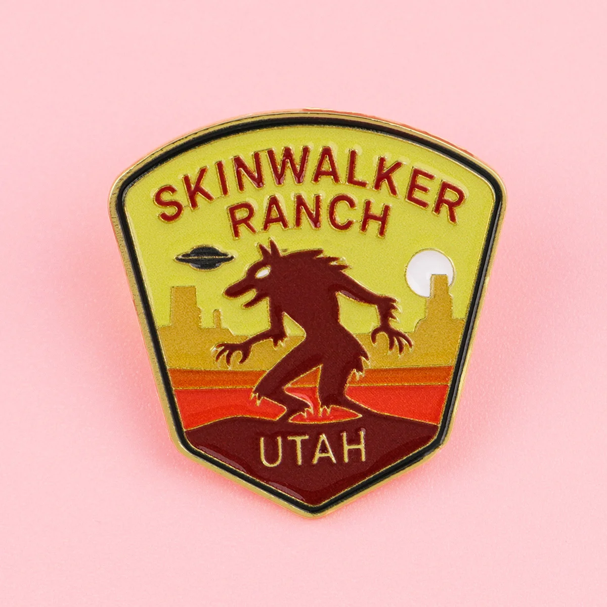 Skinwalker Pin metálico lobo gótico esmalte para mochila - imagen 3