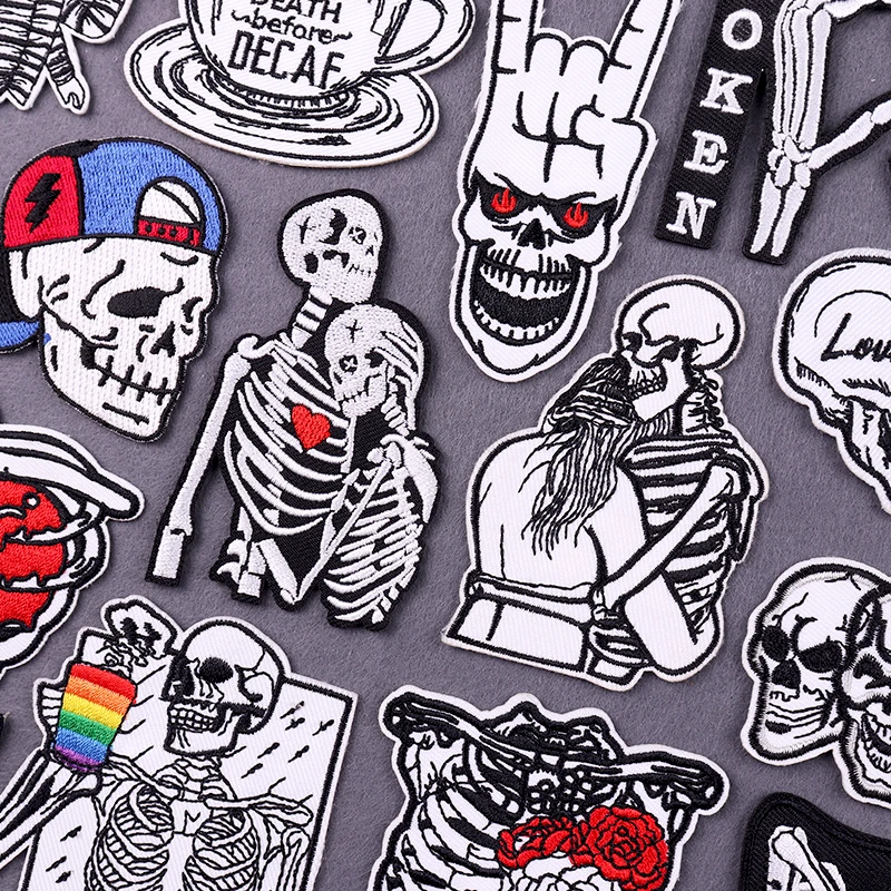 Parche bordado de calavera con diseño punk sobre fondo oscuro