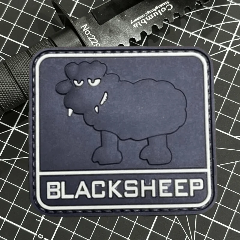 Parche táctico oveja negra PVC – Cierre velcro para ropa y mochila - imagen 4