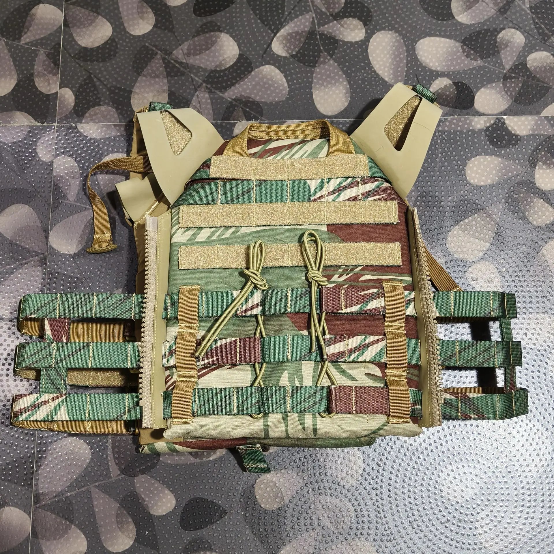 Chaleco táctico TAZ16 con camuflaje suizo estilo JPC 2.0