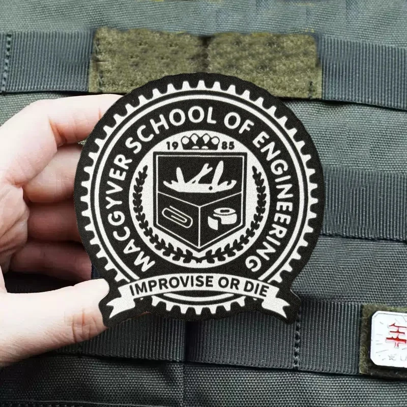 Parche bordado MacGyver sobre fondo neutro