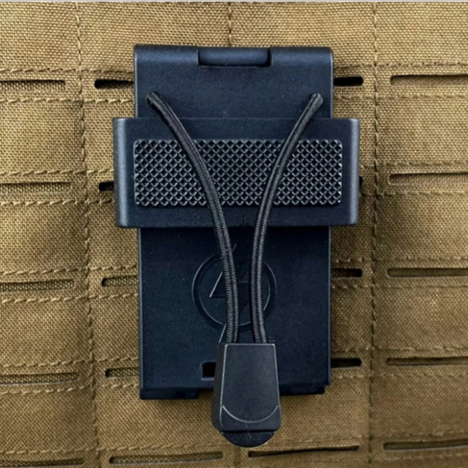 Soporte táctico MOLLE para radio con clip de liberación rápida - imagen 4