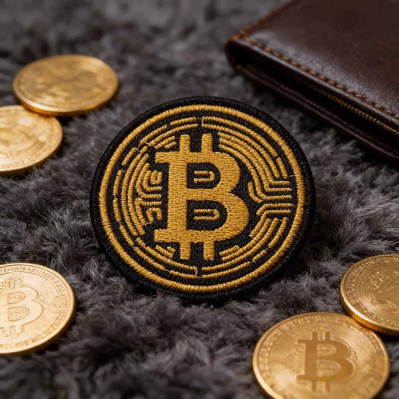 Brazalete bordado BTC vista frontal con símbolo Bitcoin en relieve