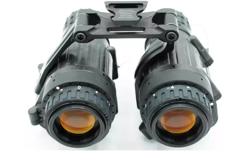 Soporte de metal para NVG en uso