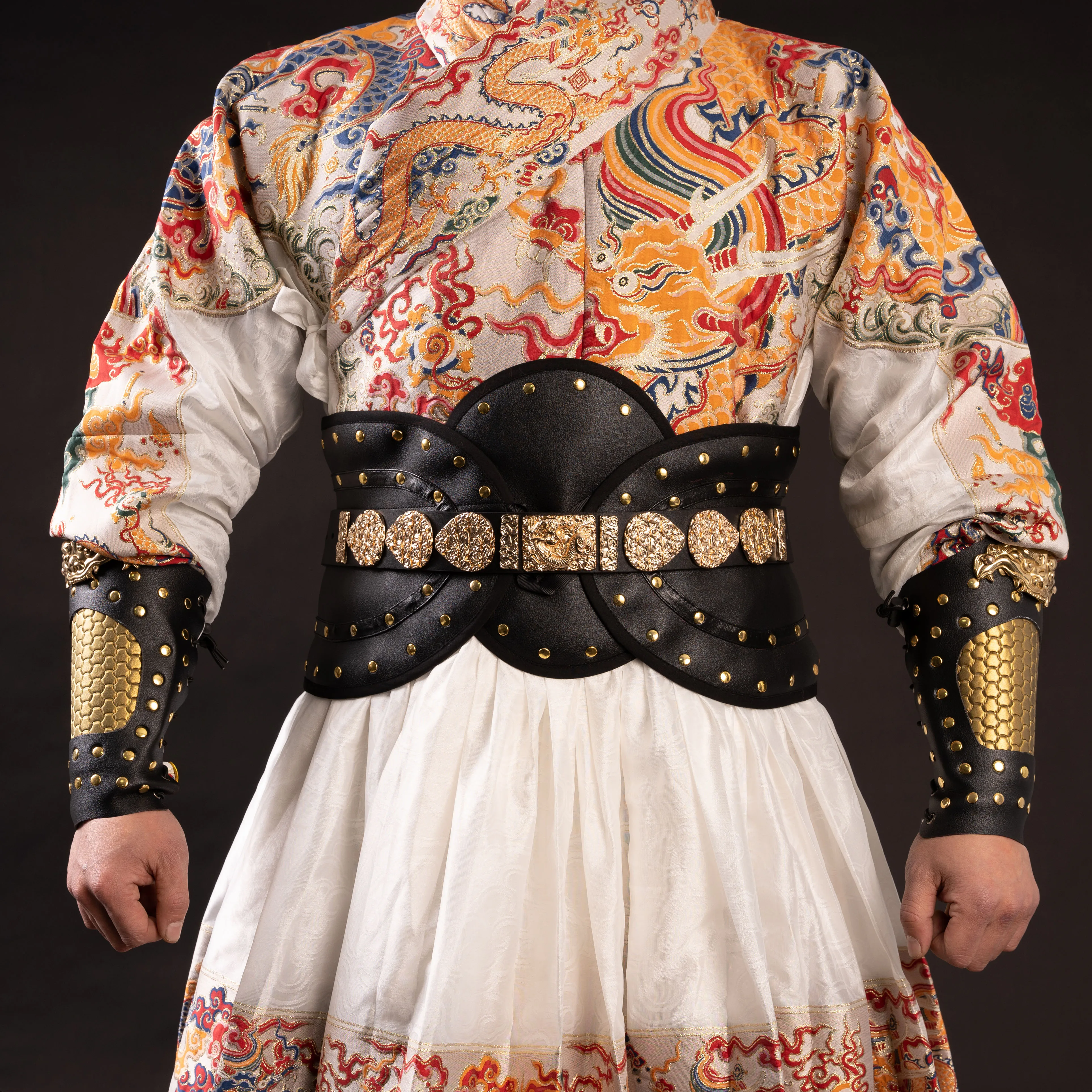 Armadura hanfu negra con remaches de cobre