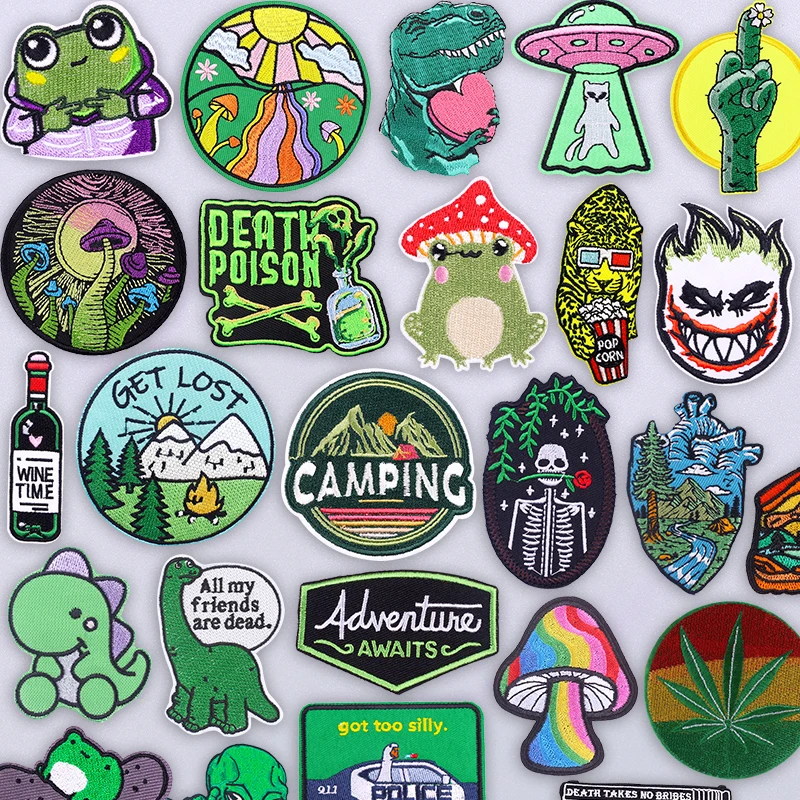 Parche bordado de estilo campamento montaña con diseño de hoja y rosa