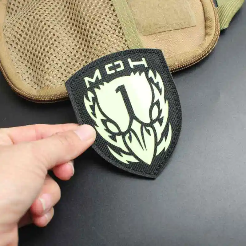 Parche reflectante camuflaje tipo escudo con gancho para mochila - imagen 2