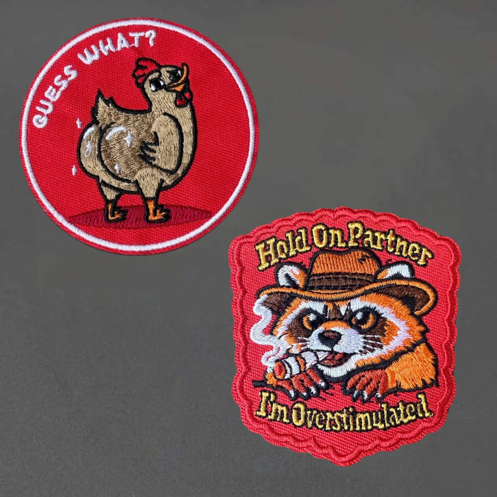 Parche bordado de moral con mapache rojo y gallina para velcro - imagen 2
