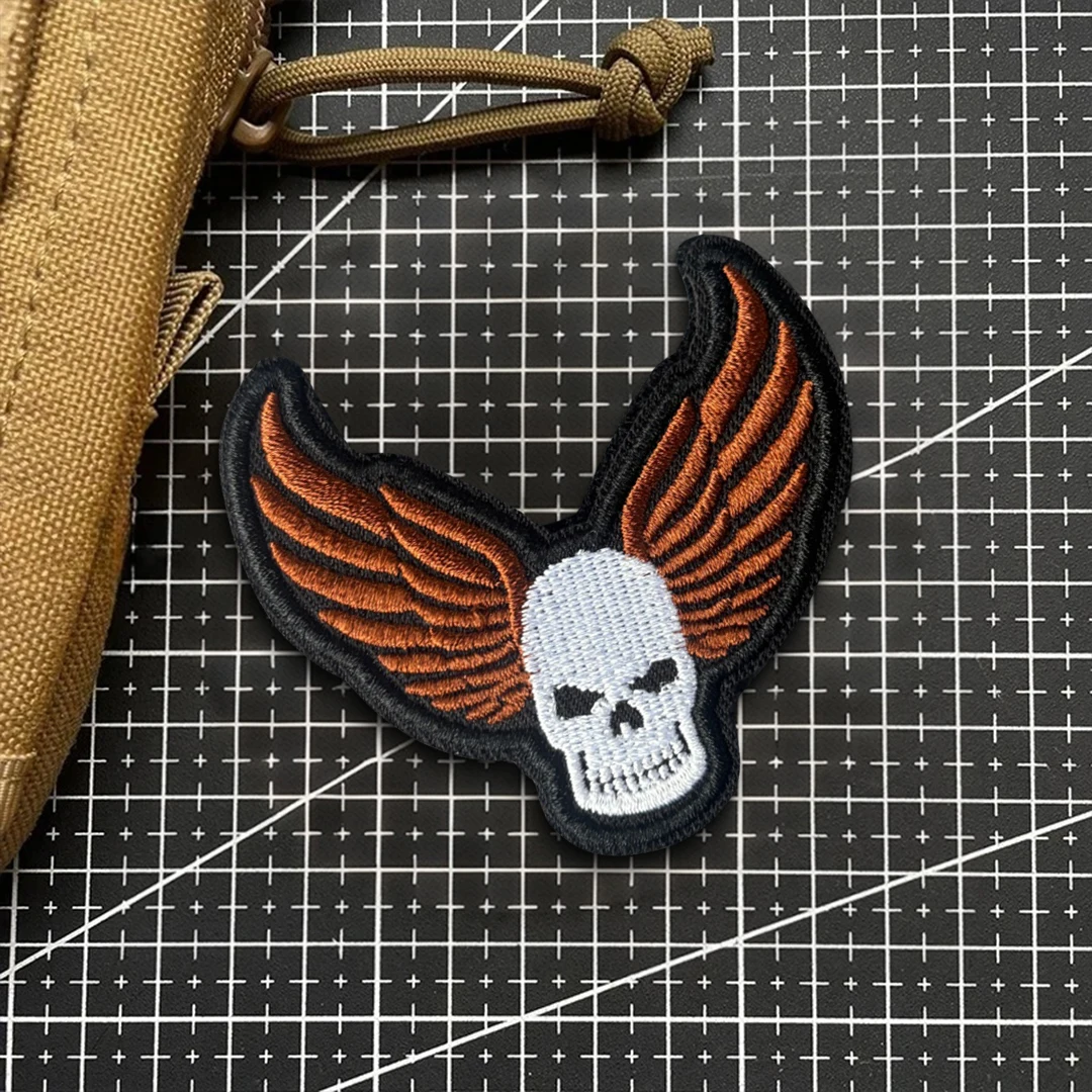 Parche bordado calavera alada vintage estilo motero – Velcro