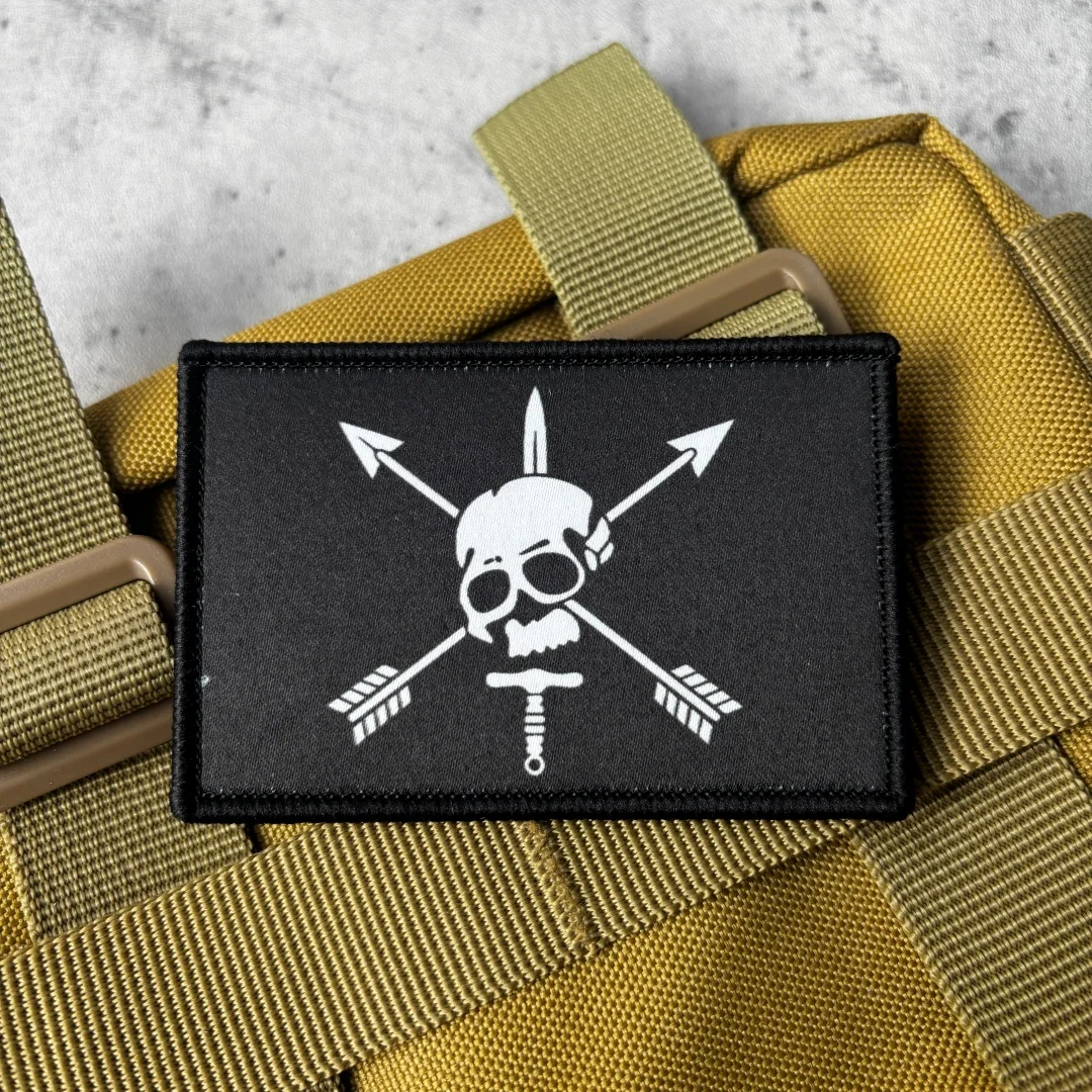 Parche táctico militar calavera y flechas cruzadas con velcro - imagen 5