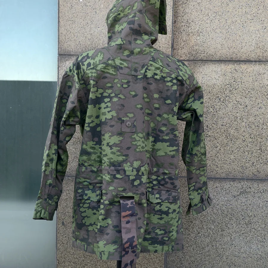 Vista de la sudadera camuflada para exteriores
