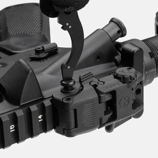 Multiherramienta junto a rifle para mostrar escala