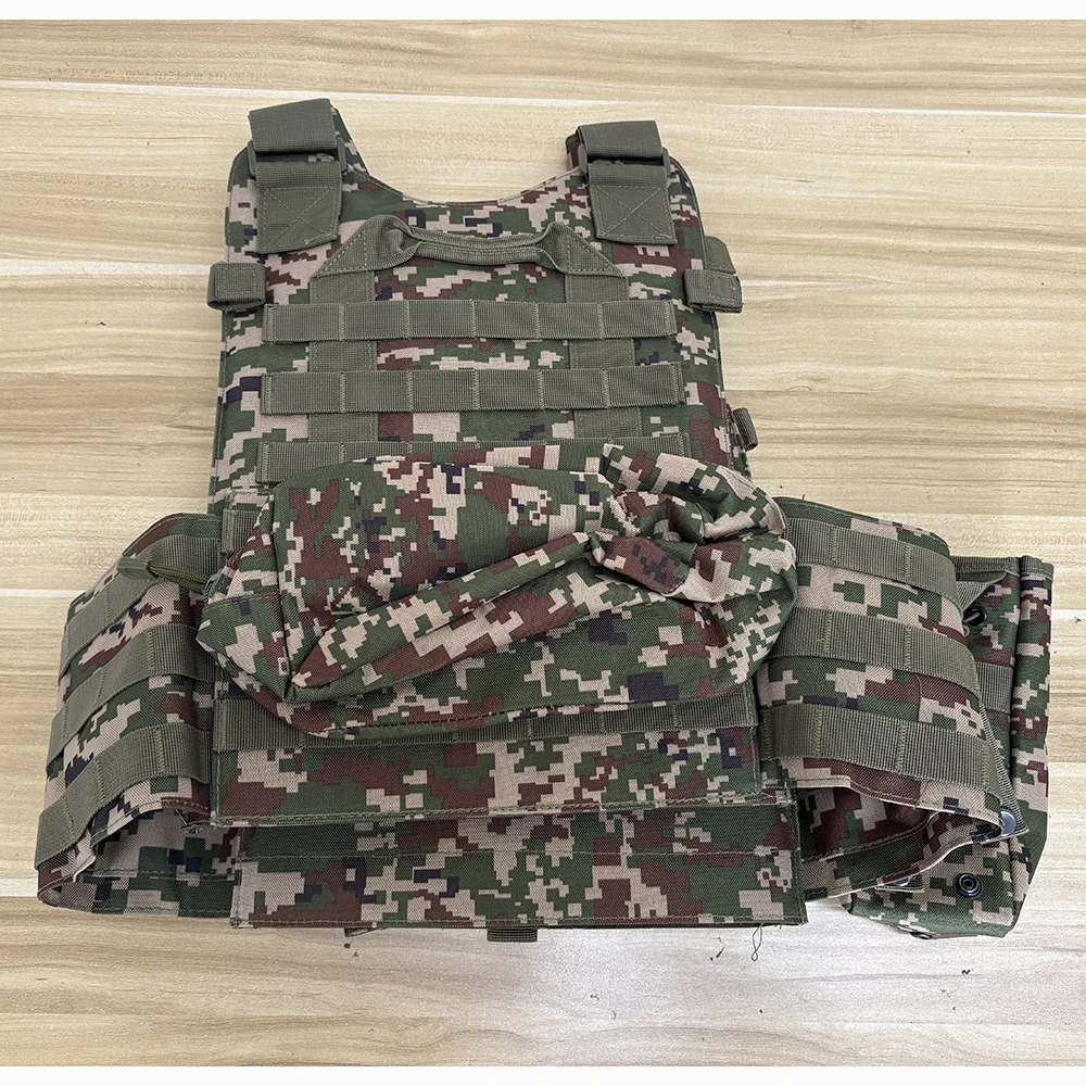 Detalle del chaleco táctico camuflado