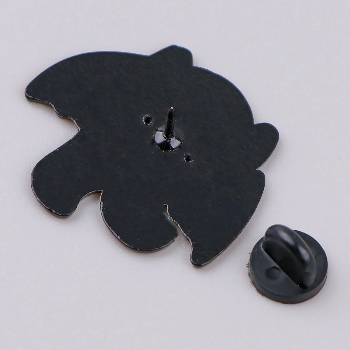 Pin colocado en una chaqueta vaquera