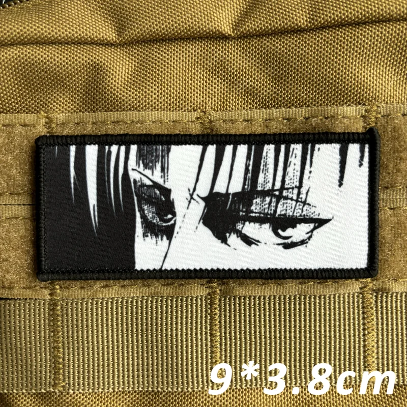 Parche frontal mostrando el diseño de los ojos de Levi Ackerman
