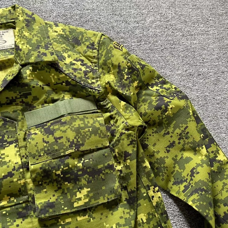 Detalle del camuflaje y corte del abrigo