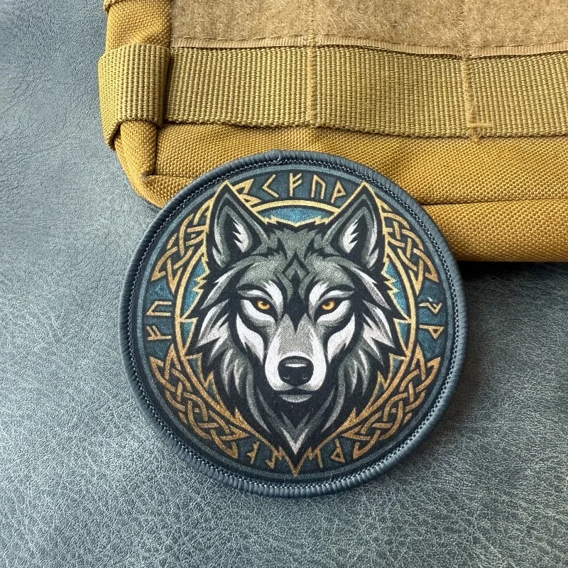 Parche táctico cabeza de lobo con runas nórdicas Velcro