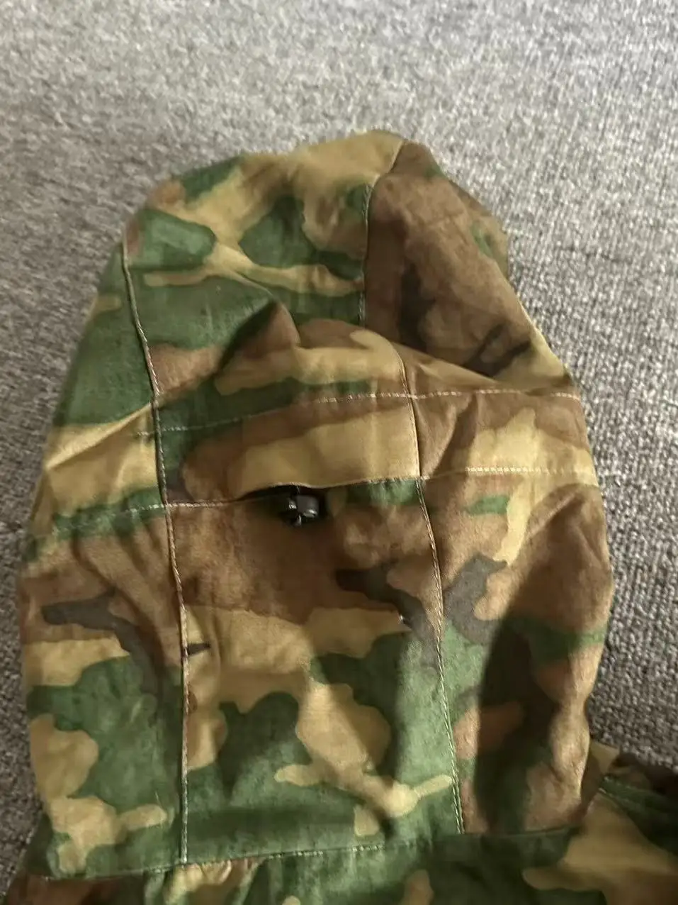 Chaqueta táctica con capucha camuflaje exterior, bolsillos y cordón - imagen 3