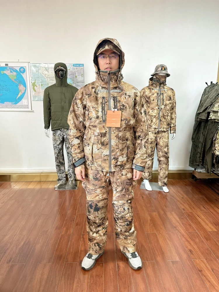 Chaqueta de caza camuflada con tejido aislante