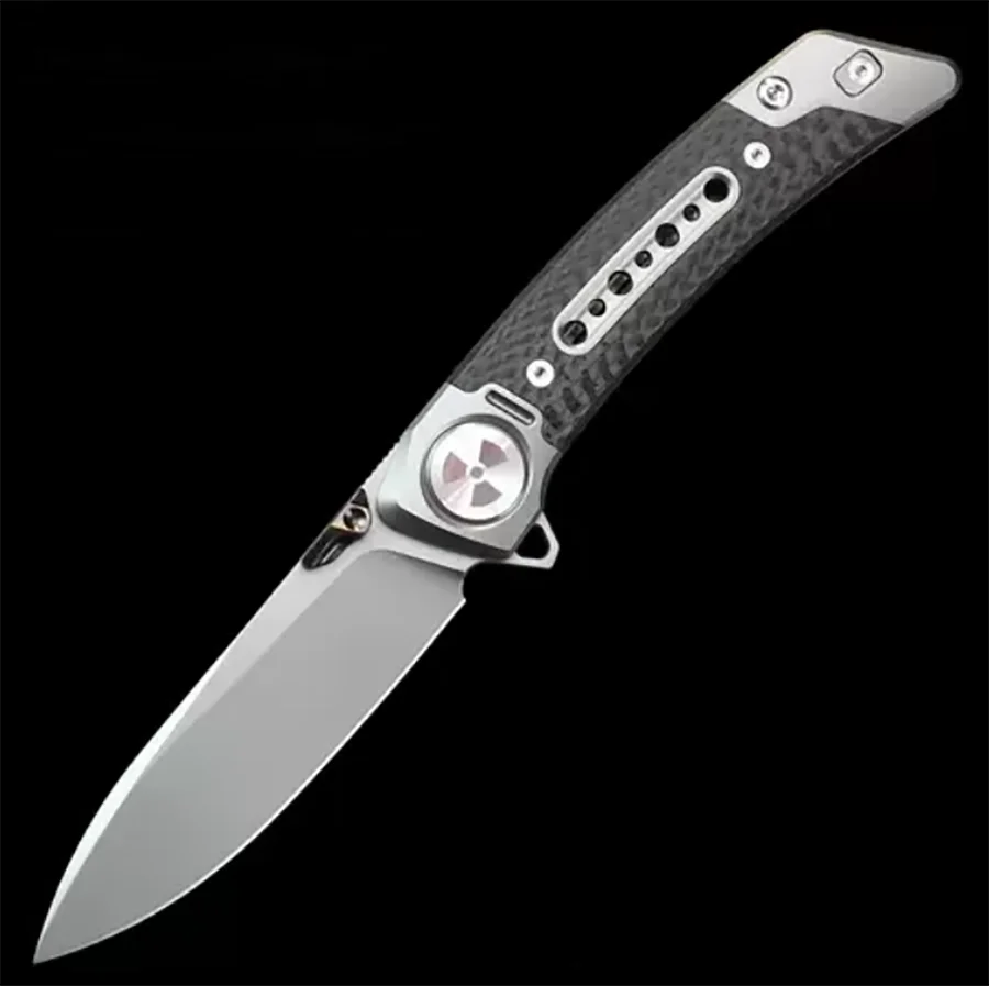 Vista del cuchillo plegable LEMIFSHE con acabado de hoja
