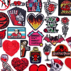 Parche termoadhesivo bordado gótico rojo negro corazón esqueleto