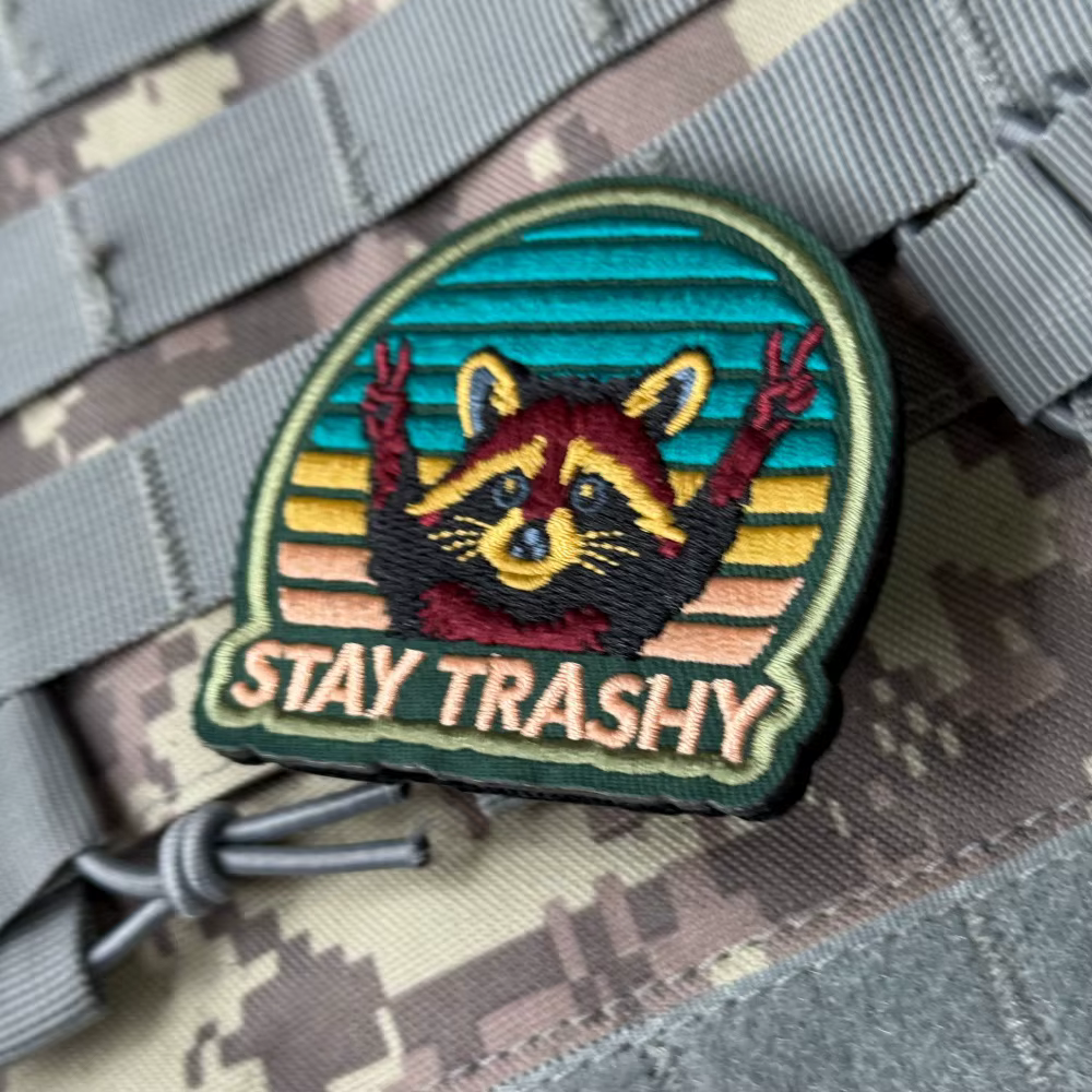 Parche bordado táctico mapache Stay Trashy para mochila - imagen 2