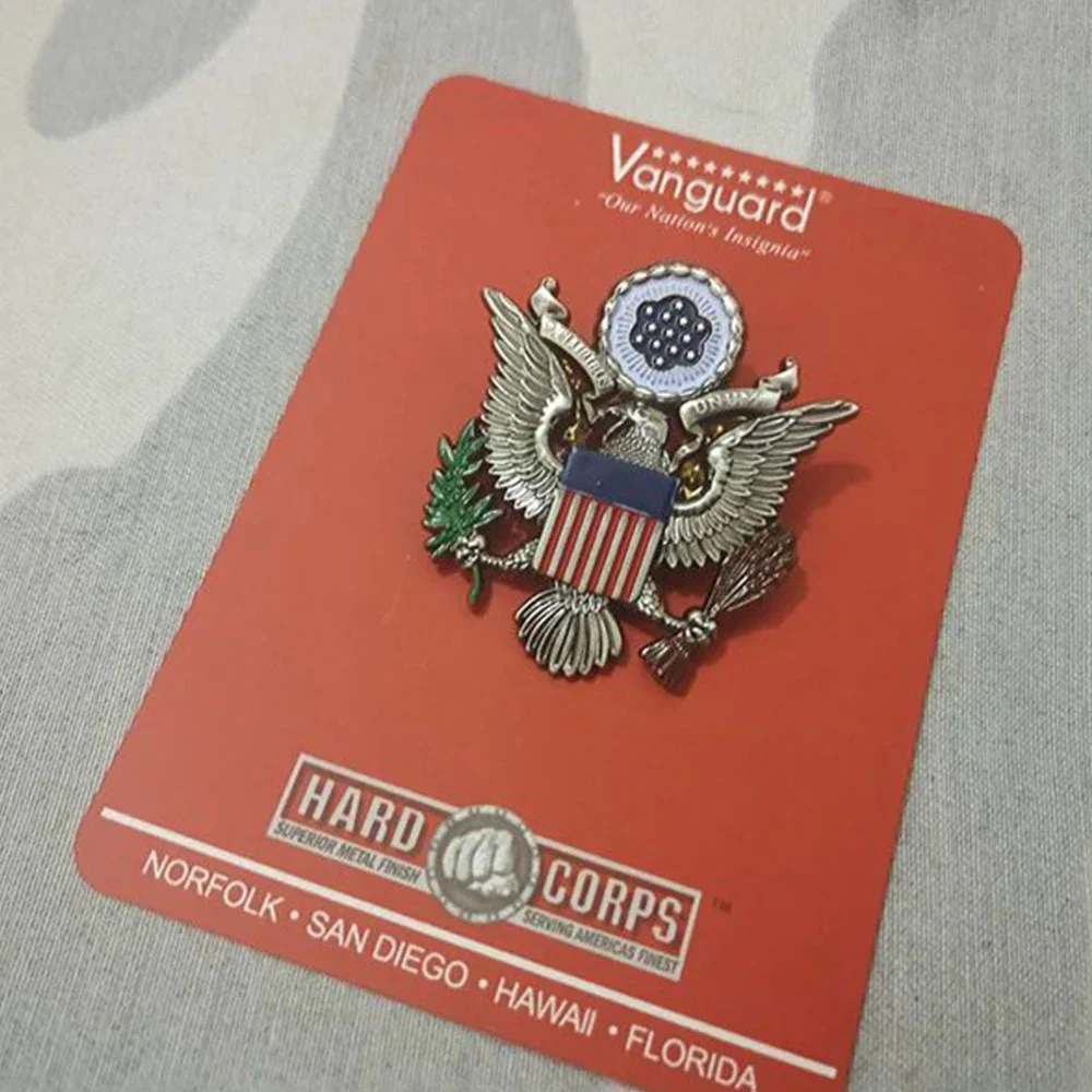 Pin insignia águila presidencial dorada tipo broche militar