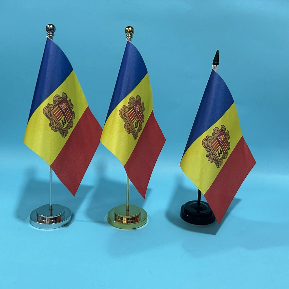 Bandera de Andorra de poliéster con mástil y base de escritorio
