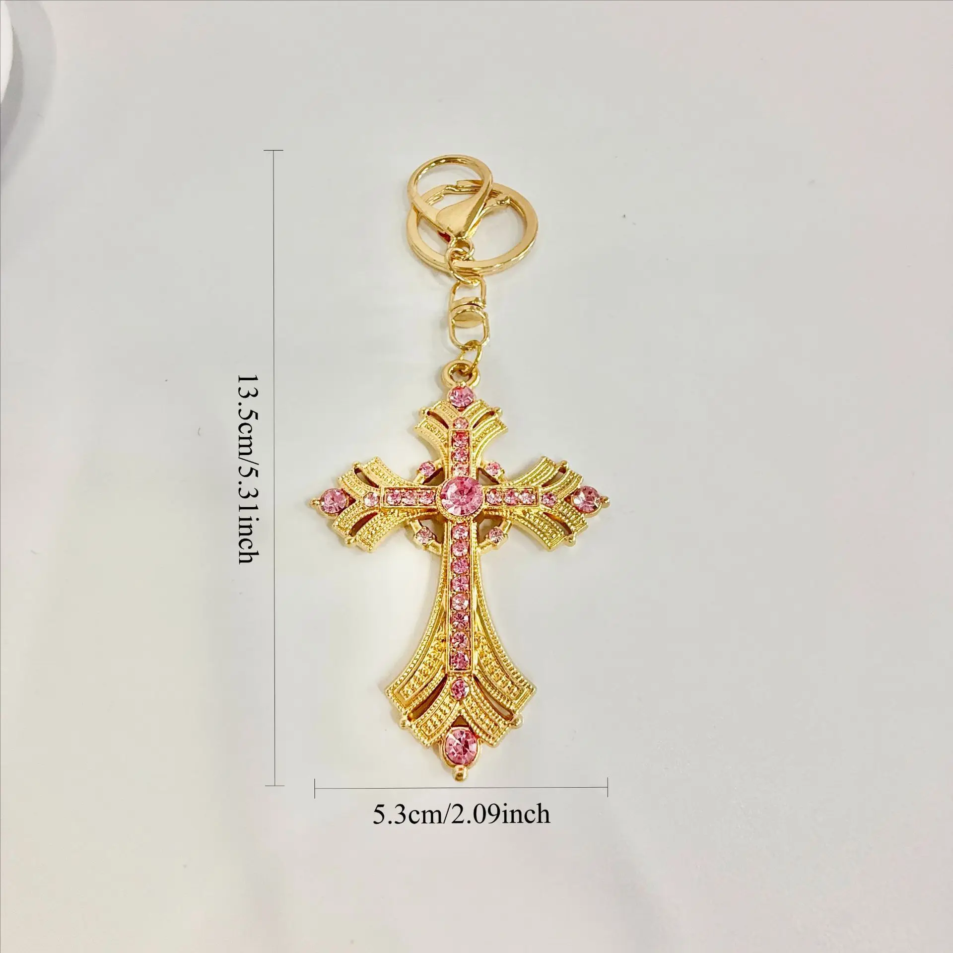 Llavero cruz de cristal rosa y metal dorado – Colgante religioso amuleto para bolso