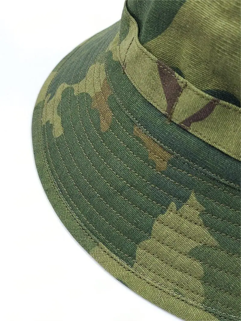 Detalle del tejido y acabado en camuflaje