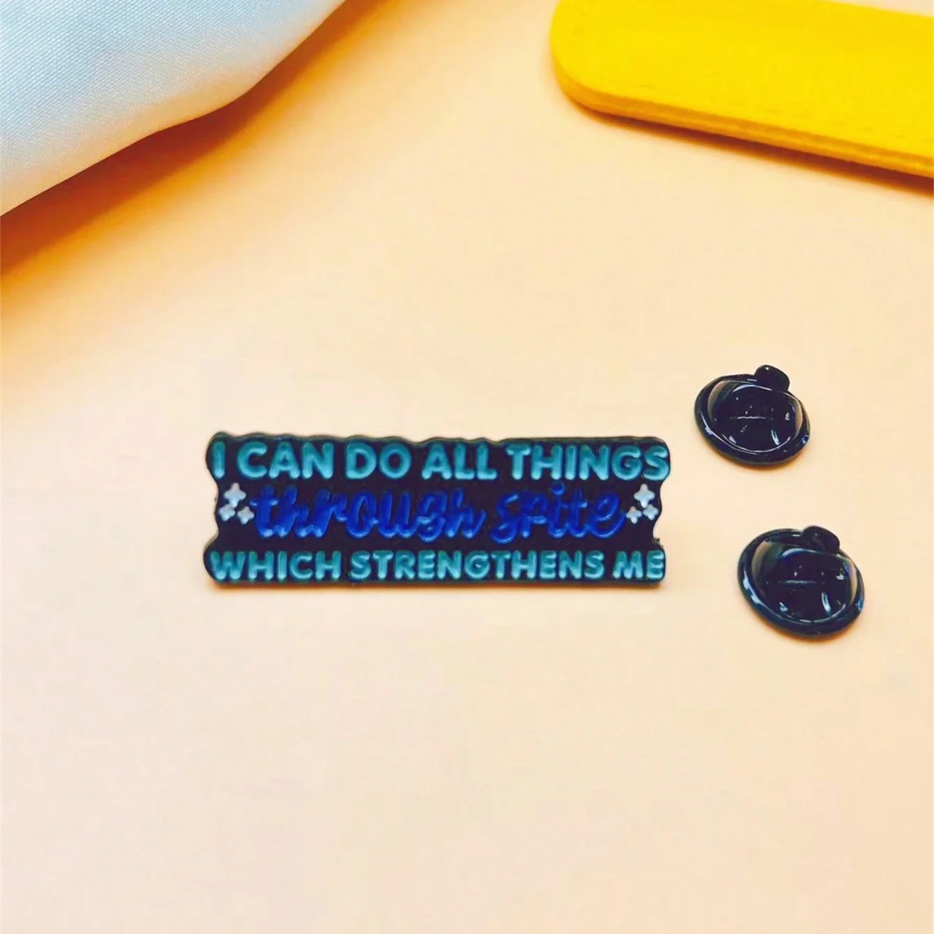 Insignia tipo pin con frase sagrada para mochila y uso diario