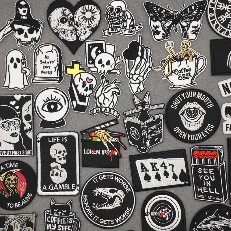 Parche planchable calavera punk negro blanco bordado estilo táctico