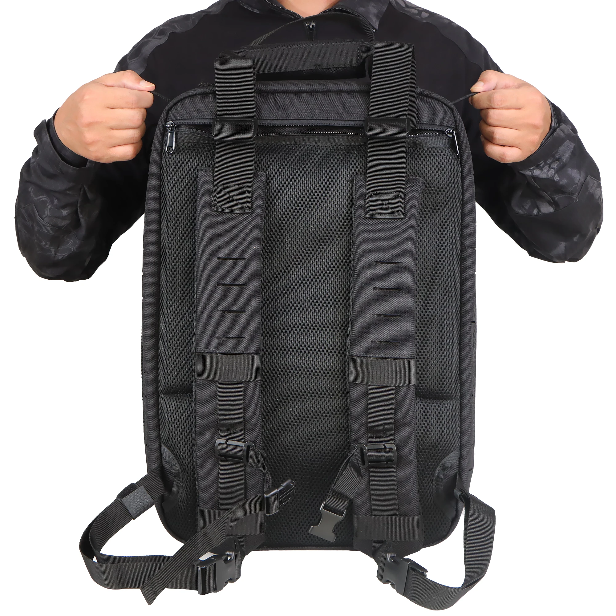 Mochila médica para exteriores con botiquín de primeros auxilios desplegada mostrando sus compartimentos