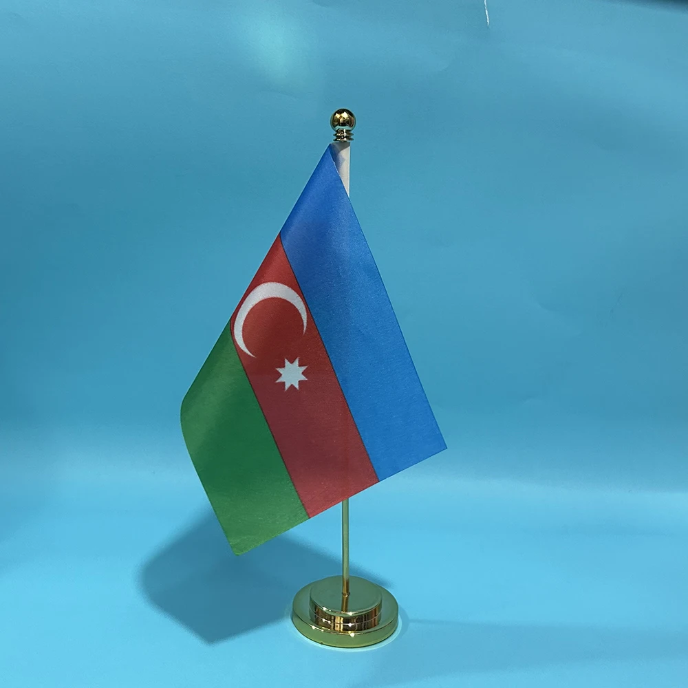 Bandera nacional de Azerbaiyán en entorno de oficina