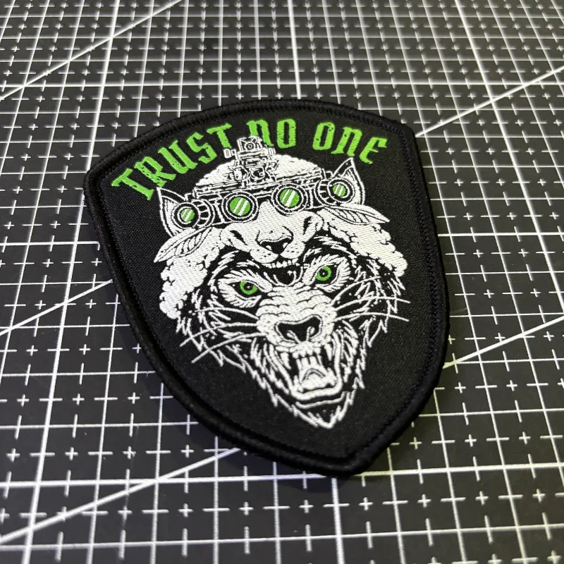 Parche táctico bordado Trust No One Wolf visión nocturna con velcro - imagen 3