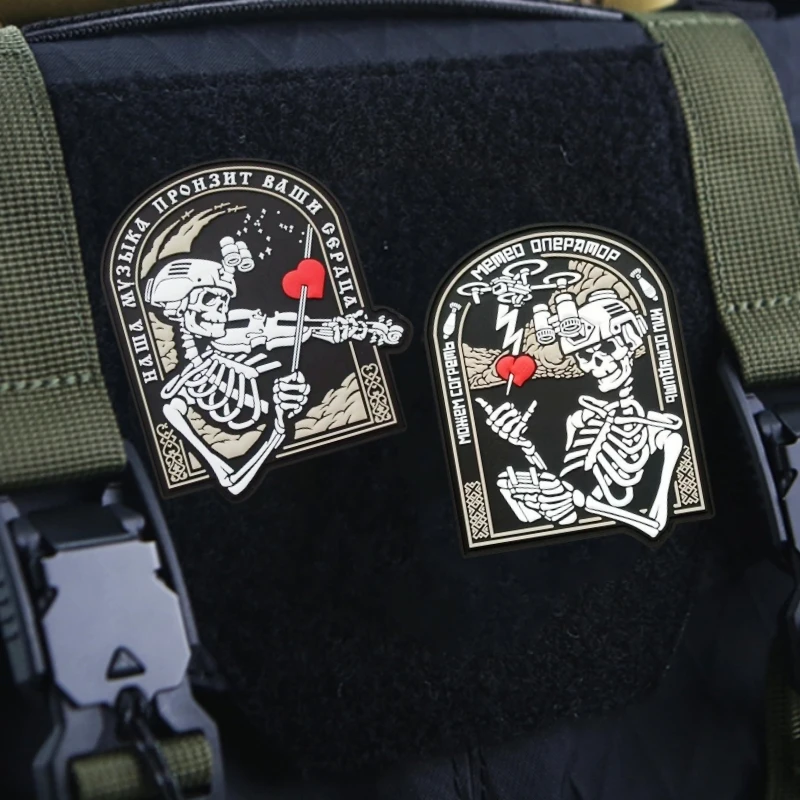 Detalle de parche MOLLE esqueleto violín ruso en PVC 3D