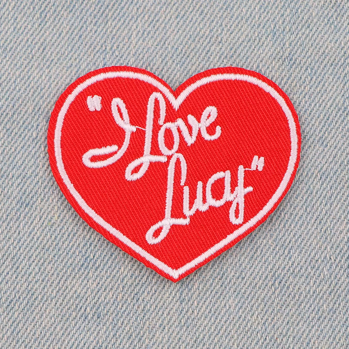 Diseño del parche bordado corazón con letras