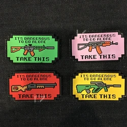 Parche moral PVC AUG Es peligroso ir solo – Compatible MOLLE