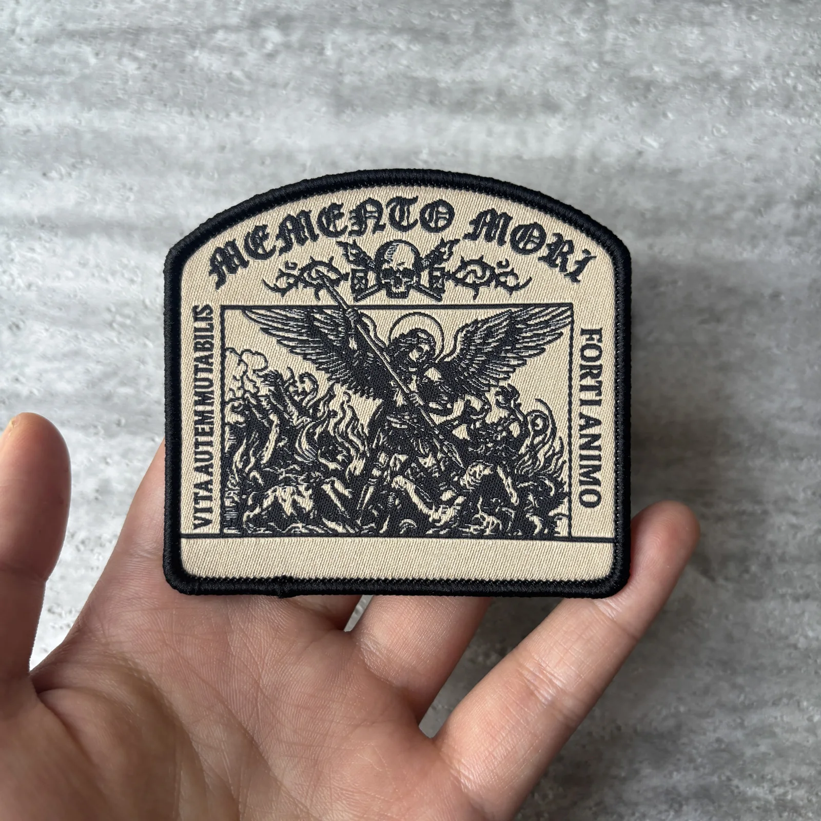 Parche táctico bordado Memento Mori San Miguel con velcro